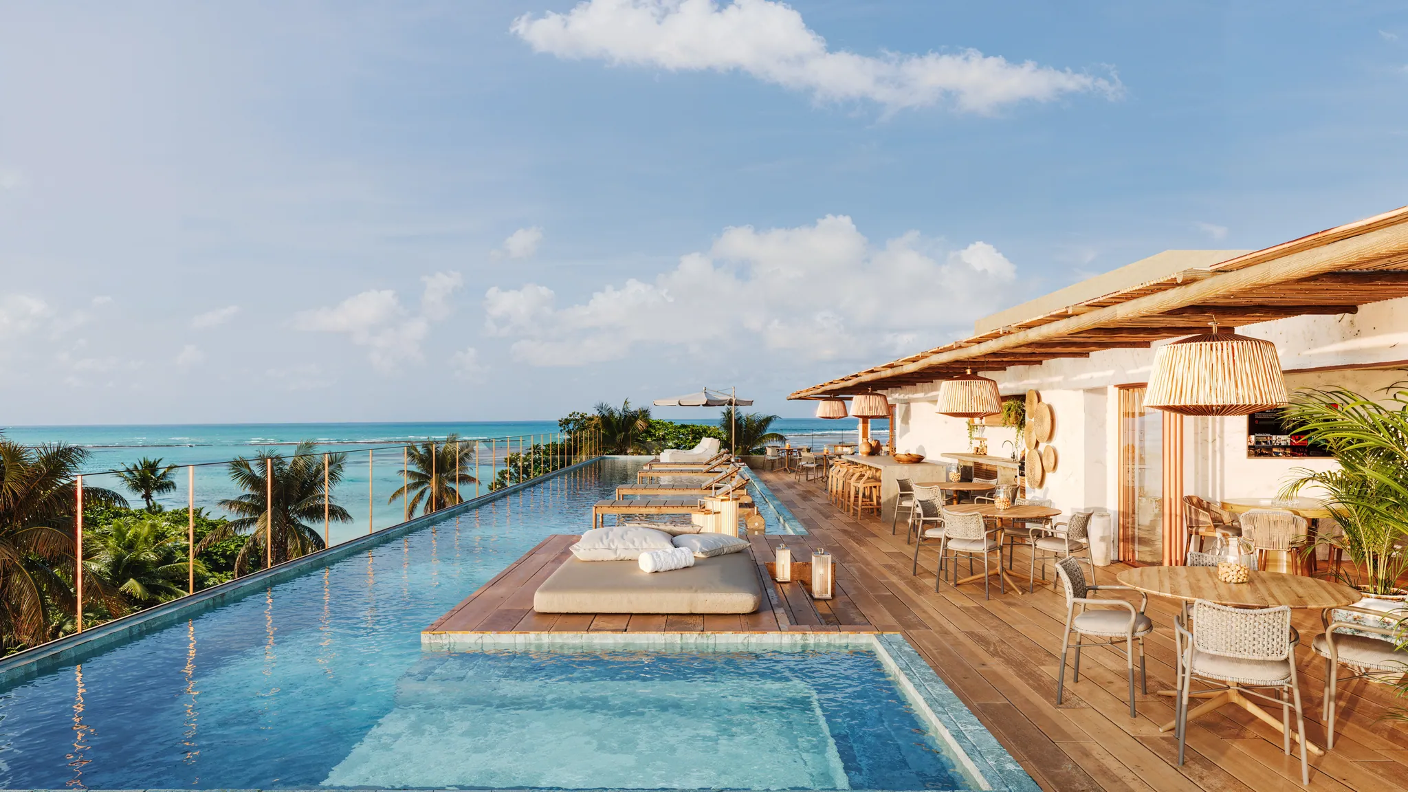 O rooftop do Maré Mansa, com a piscina de borda infinita e o mar de Tamandaré ao fundo